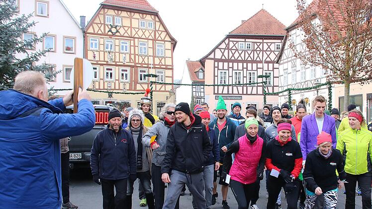 Das Startsignal für den Spendenlauf der Grünen gab Bürgermeister Helmut  Blank (links) direkt vor dem Rathaus. Foto: Dieter Britz