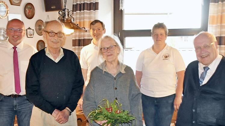 Seit 40 Jahren verbringen sie ihren Urlaub im Gasthof Eisfelder in Pfarrweisach: Jan und Jos Bakker sowie Martin Roos aus Holland (vorne von links). Bürgermeister Markus Oppelt (hinten links) und die Wirtsleute Klaus und Ute Eisfelder dankten ihnen für die langjährige Treue.  Foto: Simon Albrecht