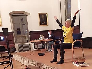 Die Übungsleiterin und Trainerin der Sportgruppe des Vereins "Gemeinsam gegen Krebs", Birgit Schmitt, sorgte mit Übungen für Ausgleich und Entspannung.  Foto: K.- H. Hofmann