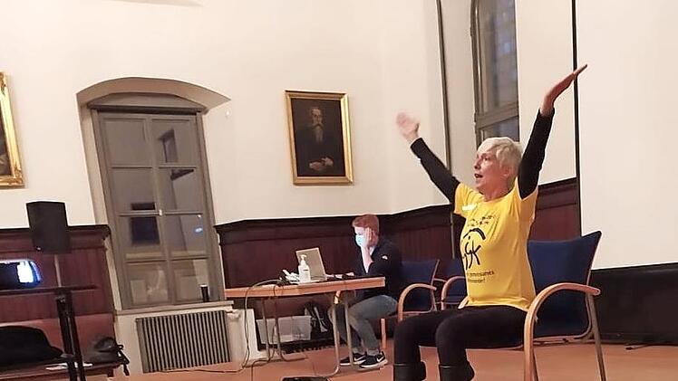 Die Übungsleiterin und Trainerin der Sportgruppe des Vereins "Gemeinsam gegen Krebs", Birgit Schmitt, sorgte mit Übungen für Ausgleich und Entspannung.  Foto: K.- H. Hofmann
