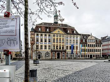 Beim Kampf gegen die Corona-Krise setzt die Stadt Coburg im öffentlichen Raum vor allem auf deutlich sichtbar angebrachte Hinweisschilder mit Appellen. Am Markt gibt es dazu noch bei Bedarf Desinfektionsmittel.Foto: Jochen Berger