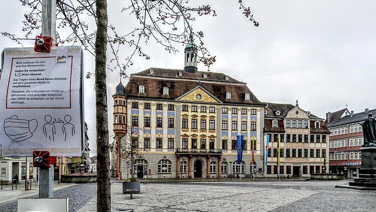 Beim Kampf gegen die Corona-Krise setzt die Stadt Coburg im öffentlichen Raum vor allem auf deutlich sichtbar angebrachte Hinweisschilder mit Appellen. Am Markt gibt es dazu noch bei Bedarf Desinfektionsmittel.Foto: Jochen Berger