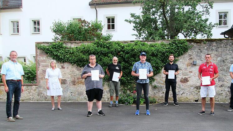 Das Sportkuratorium Martin Stapper und Irma Sell (v. l.) und Andreas Binder und Christian Ohmert (v. r.) dankte den "Stillen Helfern" (v. l.) Karl-Heinz Ludwig, Alfred Ruppert, Peter Übel, Alex Menschow und Uwe Müller mit einer Urkunde für ihr idealistisches Wirken.   Foto: Winfried Ehling
