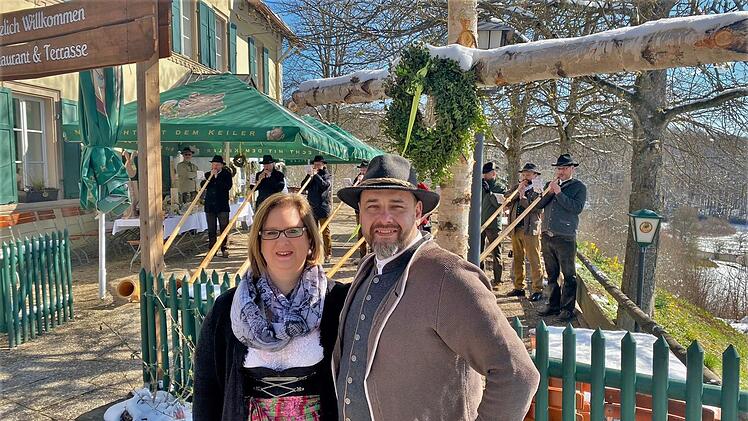 Die Forsthaus-Klaushof-Wirte Nadine Dittmeier und Markus Wittenberg bei der Saisoneröffnung des Biergartens