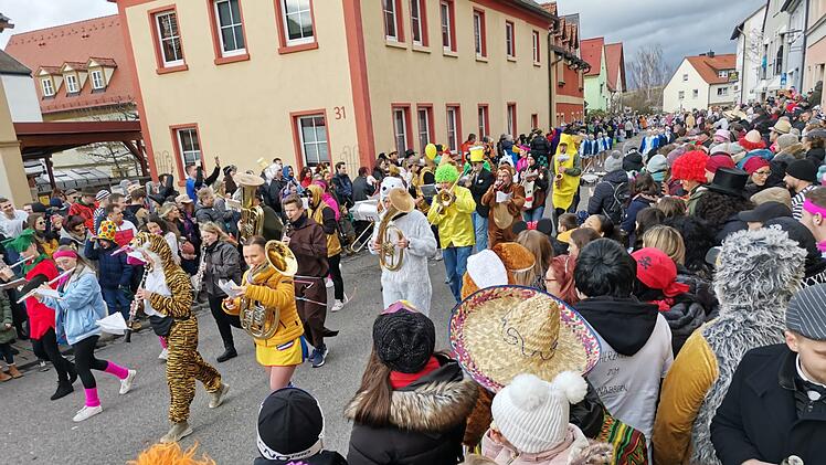 Memmelsdorf Faschingsumzug 2023: Die schönsten Bilder in der Fotostrecke - Narren holen Winnetou zurück