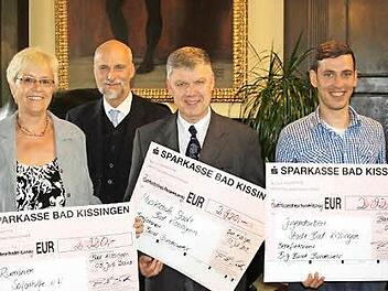 Freuen sich über die Spenden (von links): Bundestagsabgeordnete Susanne Kastner, Oberbürgermeister Kay Blankenburg, Bernd Hammer und David Rybak.  Foto: Edgar Bartl
