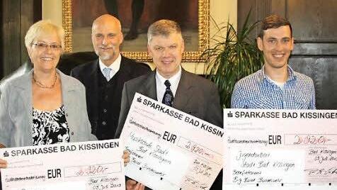 Freuen sich über die Spenden (von links): Bundestagsabgeordnete Susanne Kastner, Oberbürgermeister Kay Blankenburg, Bernd Hammer und David Rybak.  Foto: Edgar Bartl