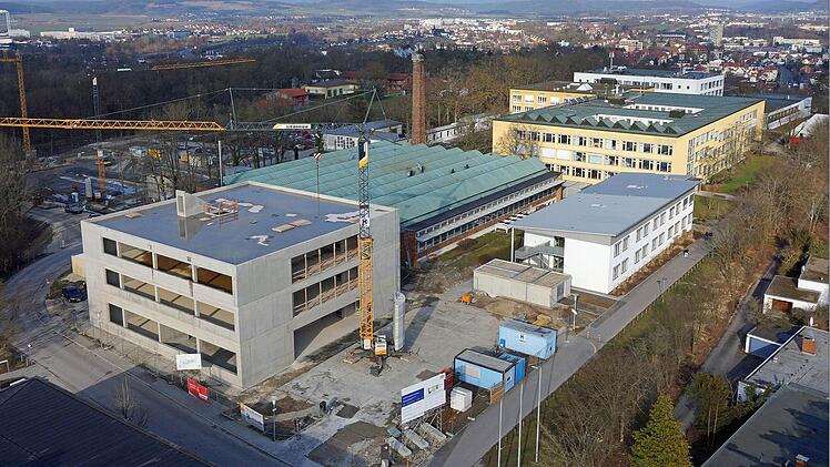 Das neue Zentrum für Energie und Mobilität der Hochschule Coburg nimmt Gestalt an. Foto: Volkmar Franke/www.hochbild-design.de