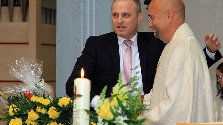 Pfarrgemeinderats-Vorsitzender Bernhard Wagner überbrachte die Glück- und Segenswünsche im Namen der Kirchenfamilie und bedankte sich für die gute Zusammenarbeit. Foto: Bertram Wagner