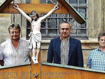 Im Auftrag des Gartenhobbyvereins hat der Baiersdorfer Hobbyk&uuml;nstler Lorenz Schubert (Zweiter von links) die schadhafte Jesus-Figur am Franziskanerinnen-Schwesterngrab restauriert. "Nun sieht sie aus wie neu", freuen sich sowohl die beiden Vorsitzenden Norbert Kerling (rechts) und Herbert Taschner (links) wie auch B&uuml;rgermeister Robert H&uuml;mmer (Dritter von rechts). Foto: Bernd Kleinert