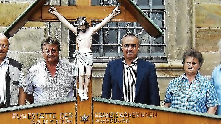 Im Auftrag des Gartenhobbyvereins hat der Baiersdorfer Hobbyk&uuml;nstler Lorenz Schubert (Zweiter von links) die schadhafte Jesus-Figur am Franziskanerinnen-Schwesterngrab restauriert. "Nun sieht sie aus wie neu", freuen sich sowohl die beiden Vorsitzenden Norbert Kerling (rechts) und Herbert Taschner (links) wie auch B&uuml;rgermeister Robert H&uuml;mmer (Dritter von rechts). Foto: Bernd Kleinert