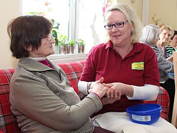 Eine Handmassage und ein Pläuschchen mit Brigitte Müller (links): Die Arbeit mit Menschen macht Katrin Grünbeck richtig Spaß.  Foto: Lisa Kieslinger