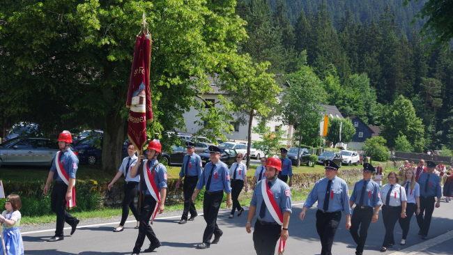 Der gro&szlig;e Festumzug bildete den H&ouml;hepunkt des 125-j&auml;hrigen Jubil&auml;ums der FFW Gifting. Foto: Heike Sch&uuml;lein