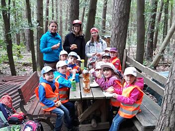 Die Kleinen und ihre Betreuerinnen bei einer Pause im Wald. Foto: Günter Theinert
