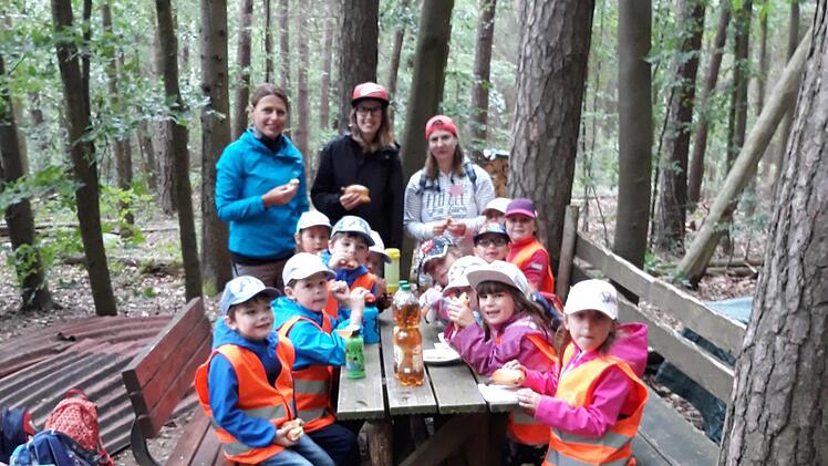 Die Kleinen und ihre Betreuerinnen bei einer Pause im Wald. Foto: Günter Theinert