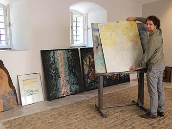 Museumsleiter Nicolas Zenzen bereitet die Ausstellung "Gerald 1940-2018" vor. Ausgestellt werden Werke des Künstlers Gerald Kriedner.Heike Beudert