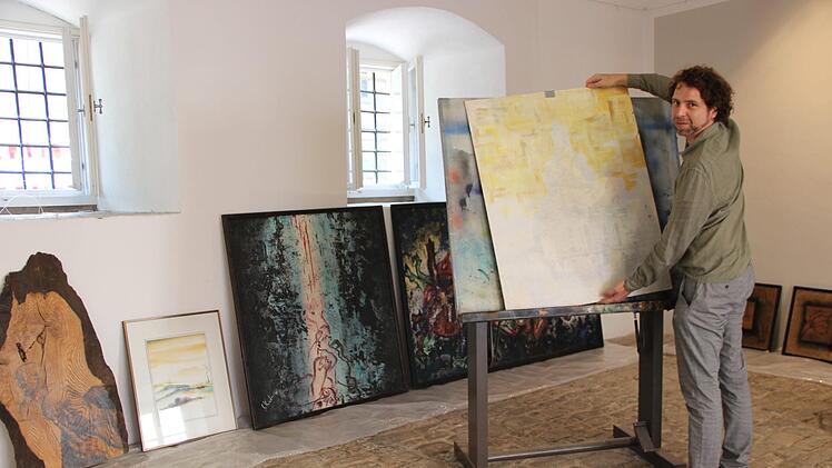 Museumsleiter Nicolas Zenzen bereitet die Ausstellung "Gerald 1940-2018" vor. Ausgestellt werden Werke des Künstlers Gerald Kriedner.Heike Beudert