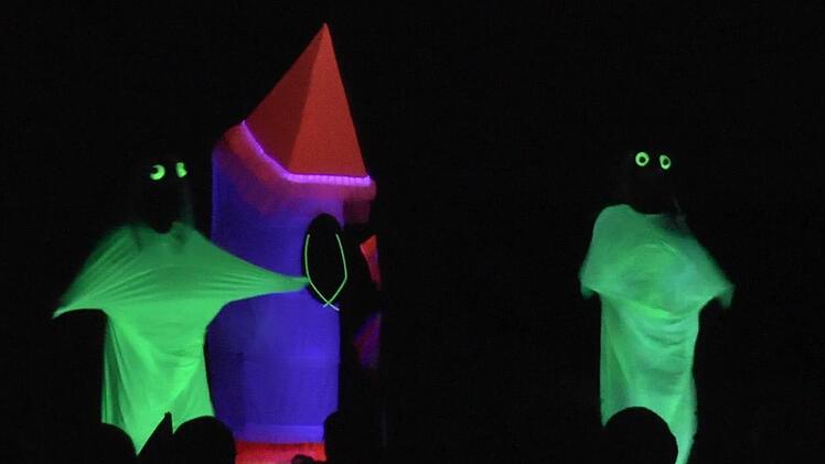 Die ConCorDivas begeisterten mit ihrem Schwarzlichttheater. Christian Licha