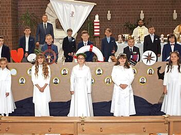 16 Kinder empfingen von Pfarrer George Thottankara (hinten Mitte) im Beisein von Monsignore Wolfgang Witzgall (hinten rechts) erstmals die heilige Kommunion.  Foto: Alfred Thieret