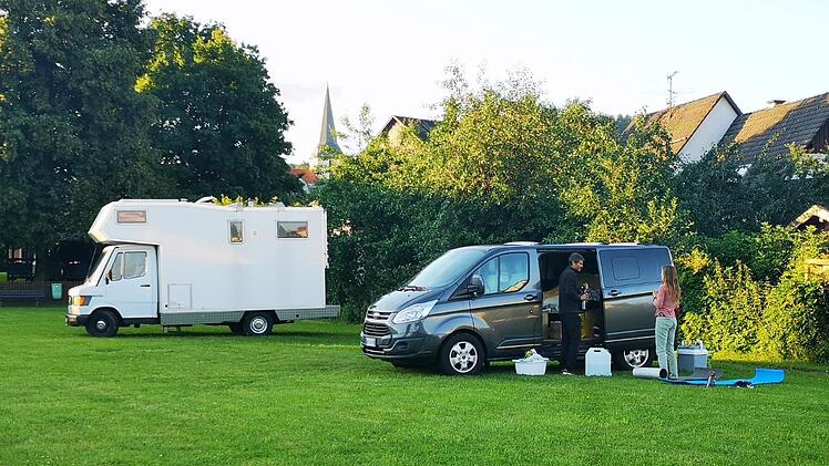 Ein kleines Idyll ist der neue Wohnmobilstellplatz in Geroda. Er soll noch ausgestattet und beschildert werden, doch die ersten Wohnmobilisten sind schon da. Foto: Marion Eckert