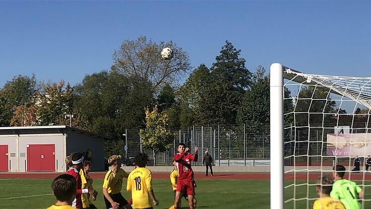 Die U 17 des FC Coburg (rote Trikots) besiegte die SpVgg Bayern Hof mit 1:0. Auf dem Bild ist der Coburger Lenny Brückner beim Kopfball zu sehen.