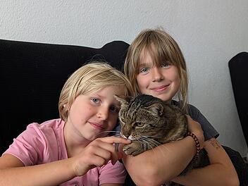 Die Schwestern Svea (6, links) und Ylvie (10, rechts) sind &uuml;bergl&uuml;cklich, ihren Kater Bagheera endlich wiederzuhaben.