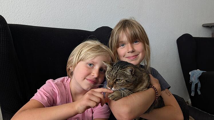 Die Schwestern Svea (6, links) und Ylvie (10, rechts) sind &uuml;bergl&uuml;cklich, ihren Kater Bagheera endlich wiederzuhaben.