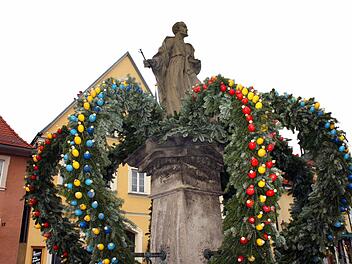 Der Petrusbrunnen am Marktplatz in Schlüsselfeld zeigt sich im österlichen Schmuck. Fotos: privat