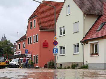 Das Wasser sprudelt an den Häusern in der Ortsmitte vorbei - und läuft in die Keller. Fotos: Sabine Paulus