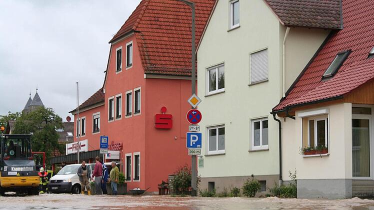 Das Wasser sprudelt an den Häusern in der Ortsmitte vorbei - und läuft in die Keller. Fotos: Sabine Paulus