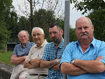 "Mit uns nicht" - die Anwohner des Zollwehrsteigs (von rechts) Ludwig Jäckisch, Torsten Jäckisch, Werner Erhardt und Othmar Hederer sind verärgert über das Parkverbot. Fotos: Igler