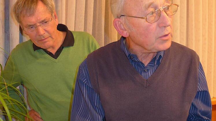 Reinhard Kulick (li.), der Wissenschaftler aus Mainz, betrachtet interessiert die Natursteinfunde, die Heinrich Weisel präsentiert.