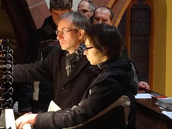 Orgelspielen ist oft auch Teamarbeit: Einer spielt, der andere blättert um und zieht die verschiedenen Register. So entstehen die beeindruckenden Klänge
