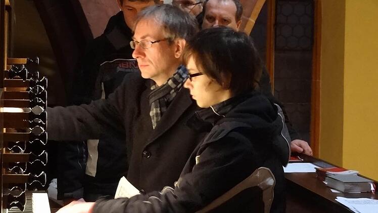 Orgelspielen ist oft auch Teamarbeit: Einer spielt, der andere blättert um und zieht die verschiedenen Register. So entstehen die beeindruckenden Klänge