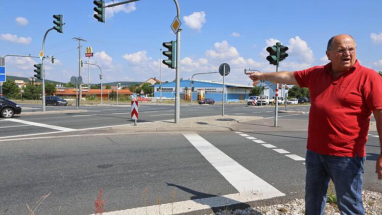 Das Kersbacher Kreuz in Forchheim hat seine Tücken: Wer hier rechts abbiegen will, steht fest parallel zur Fahrbahn und muss den Kopf extrem nach links drehen, um zu erkennen, ob die Straße frei ist. Fahrlehrer Josef Metzner zeigt, wo es kritisch werden kann.