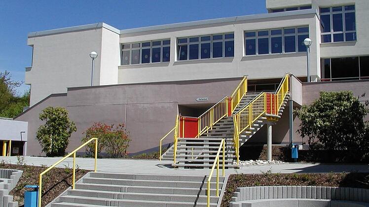 An der Fachoberschule am Rennsteig in Ludwigstadt haben nur vier von 16 Schülern das Fachabitur geschafft. Ein schlechtes Ergebnis. Die Verantwortlichen suchen nach Ursachen.