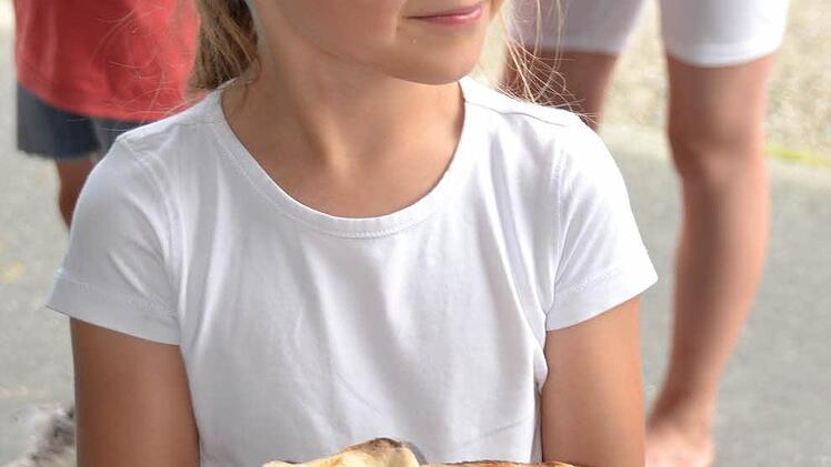 Lecker, eine selbst gemachte Pizza aus dem selbst gebauten Lehmofen, findet Jule.