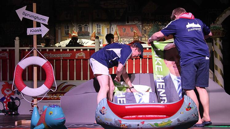 Auf den Handtüchern der beiden ehrenamtlichen Schwimmbad-Attraktivierer prangt ein Konterfei von Henry Schramm. Foto: Sonja Adam