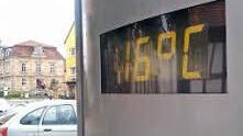 Temperaturanzeige in der Nürnberger Straße am Montagnachmittag Foto: Martin Rehm