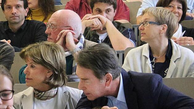 Die Diskussion um Max Brose und sein Verhalten w&auml;hrend des Dritten Reichs besch&auml;ftigte Coburg im Fr&uuml;hjahr 2015. An einer Veranstaltung der Hochschule im Juni nahmen Michael Stoschek (im Vordergrund) und Edmund Frey (schr&auml;g dahinter, mit Brille) teil.  Foto: Simone Bastian/CT-Archiv