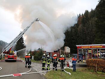 Im Allgäu hat am Donnerstag (8. Oktober 2018) eine Lagerhalle gebrannt. Foto: Benjamin Liss/dpa