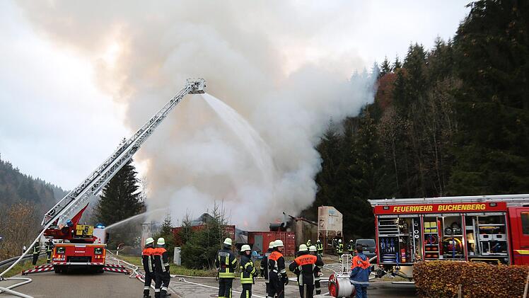 Im Allgäu hat am Donnerstag (8. Oktober 2018) eine Lagerhalle gebrannt. Foto: Benjamin Liss/dpa