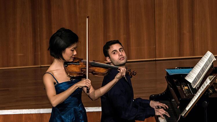 Die Geigerin Mayumi Kanagawa  und der Pianist  Ido Ramot beeindruckten bei ihrem Duoabend im Coburger Kongresshaus.Foto: Jochen Berger