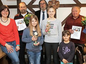 Die erfolgreichen Züchter und die Geehrten des Kleintierzuchtverein Niederfüllbach (von links): Nicole Boßecker, Manfred Bauer, Anna Boßecker, Bürgermeister Martin Rauscher, Lusia Boßecker, Franzi Holzheid und Klaus Walter  Foto: Michael Stelzner