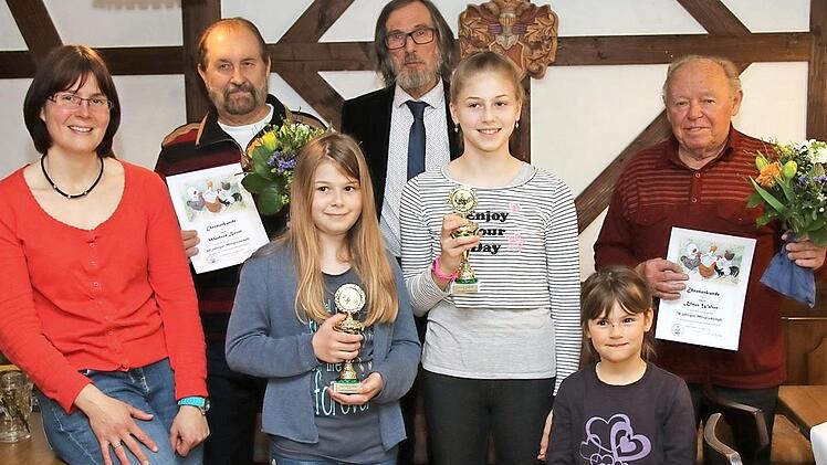 Die erfolgreichen Züchter und die Geehrten des Kleintierzuchtverein Niederfüllbach (von links): Nicole Boßecker, Manfred Bauer, Anna Boßecker, Bürgermeister Martin Rauscher, Lusia Boßecker, Franzi Holzheid und Klaus Walter  Foto: Michael Stelzner