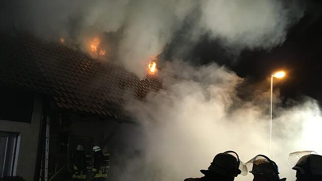 In Machtilshausen im Kreis Bad Kissingen brannte am Montagabend ein Wohnhaus. Zahlreiche Feuerwehrleute kämpften gegen die Flammen an und versuchten ein Übergreifen auf das Nachbargebäude zu verhindern. Foto: Ralf Ruppert