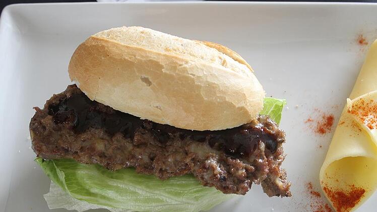 Die Burgerbratwurst sieht nicht aus wie eine Bratwurst, weil sie aufgeschnitten wird. Sie schmeckte eher wie ein Burger.