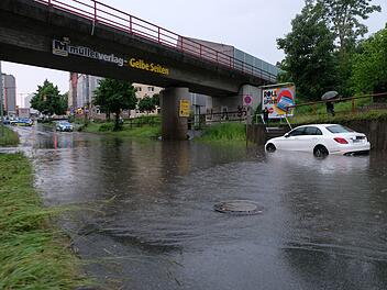 Stra&szlig;en unter Wasser: Gewitter zieht &uuml;ber Franken