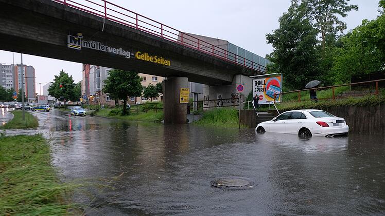 Straßen unter Wasser: Gewitter zieht über Franken