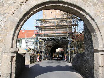 Allmählich wächst das Gerüst am Münnerstädter Jörgentor. Die Firma hat zuerst den Fußweg abgesichert, das Tor ist also für Fußgänger passierbar. Foto: Thomas Malz